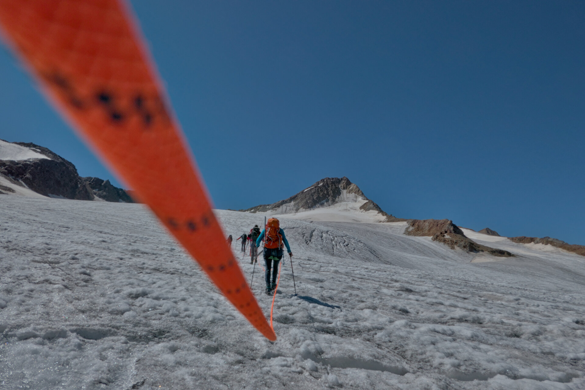 © Alexander Schmid Gruppe überquert bei einer Hochtouren einen Gletscher am Seil. | © Alexander Schmid